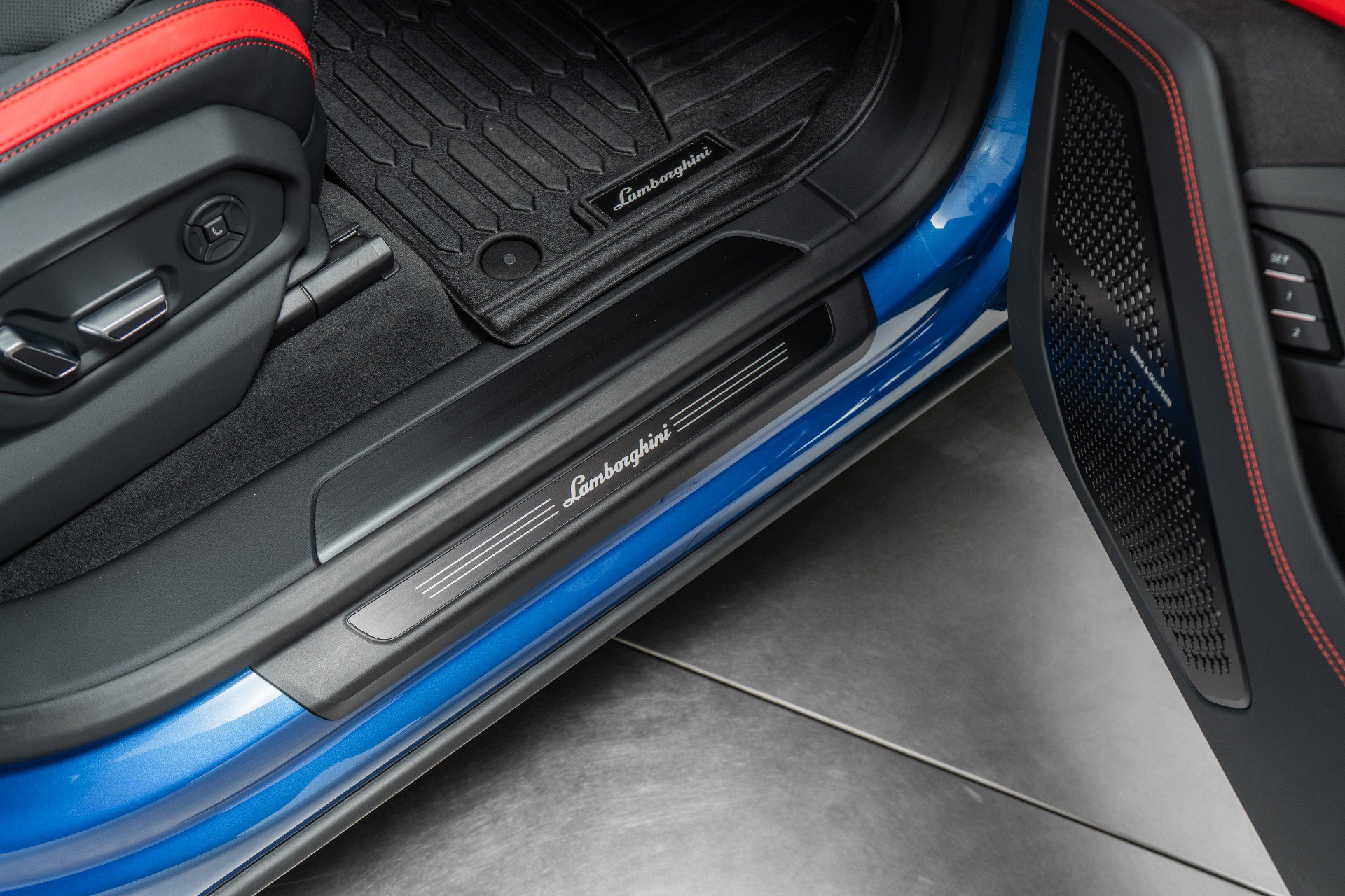 Used 2025 Lamborghini Urus SE image 35