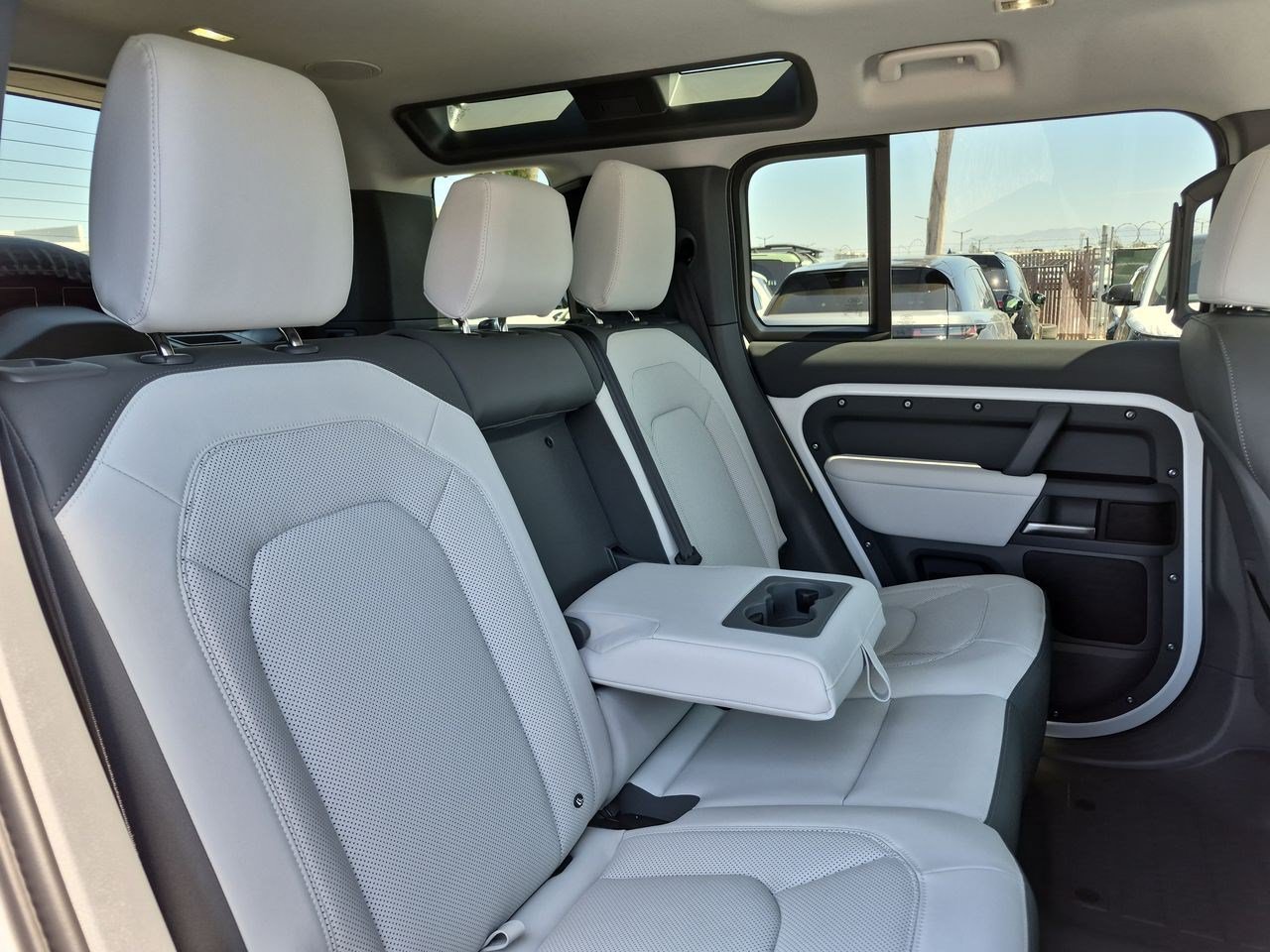 Certified 2025 Land Rover Defender 110 X-Dynamic SE AWD/4WD image 25