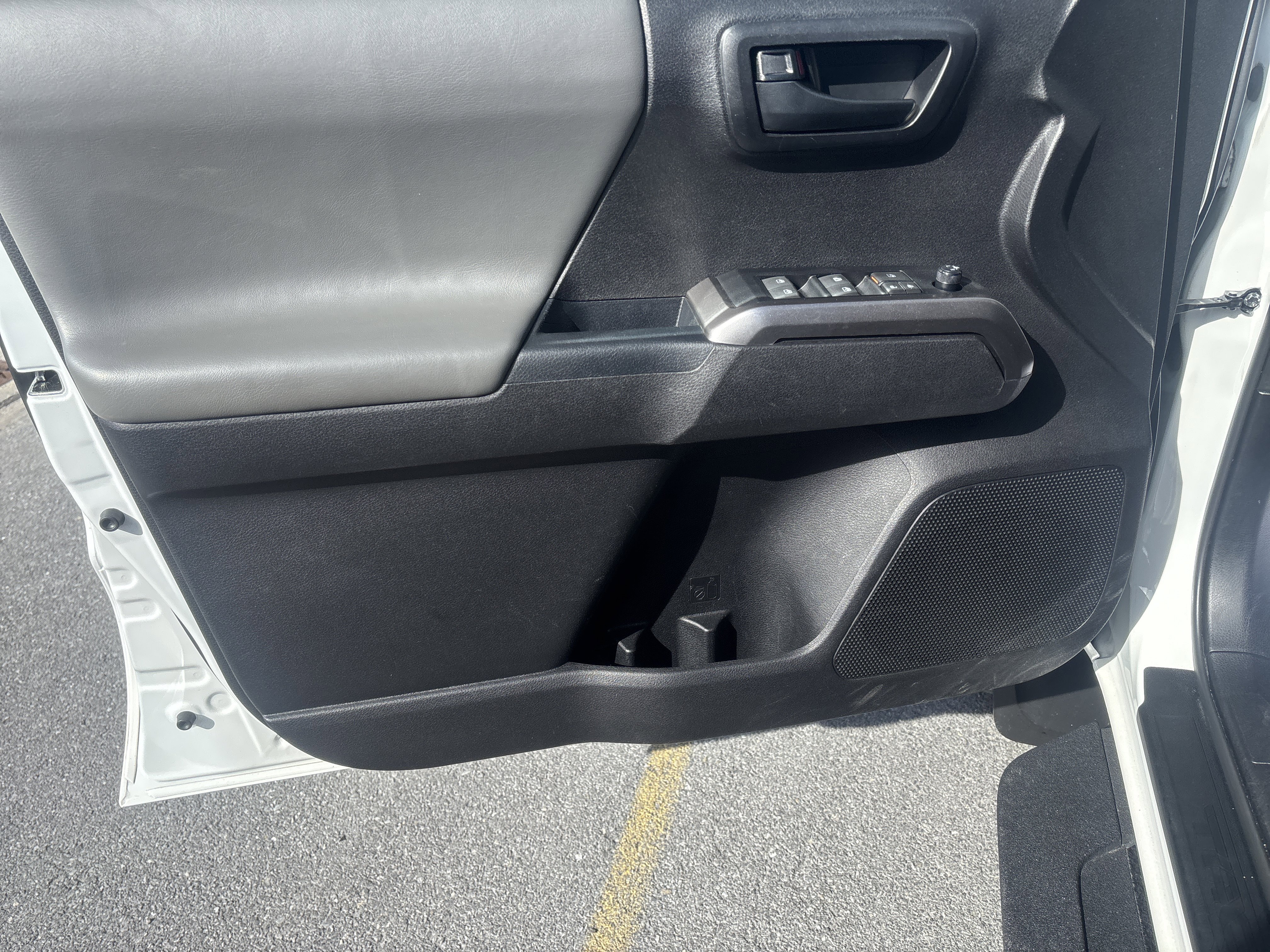 Used 2021 Toyota Tacoma SR5 AWD/4WD image 15