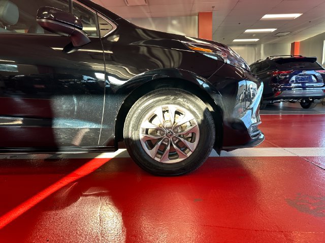 Certified 2026 Toyota Sienna XLE FWD image 30