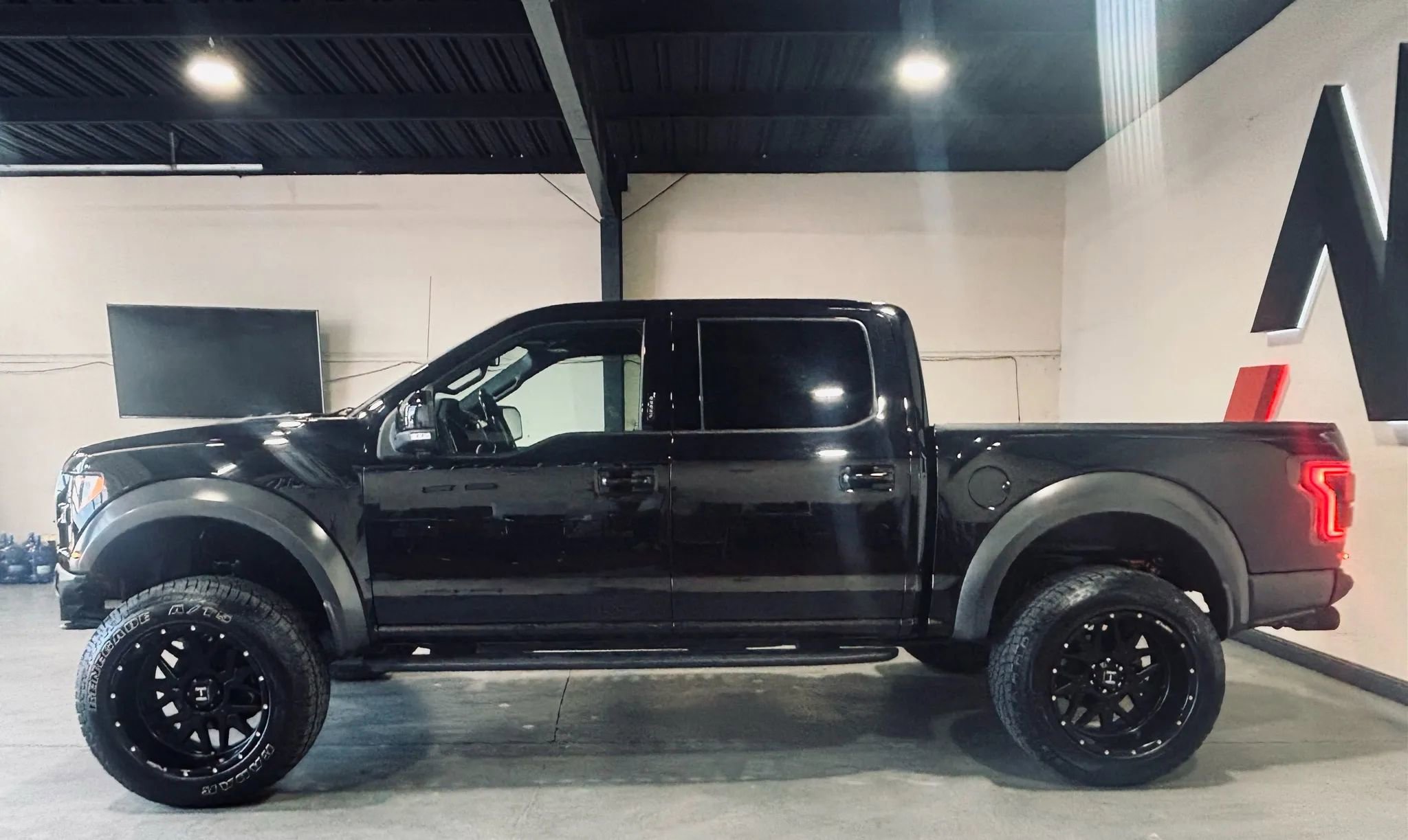 Used 2019 Ford F150 Raptor w/ Equipment Group 802A Luxury image 5