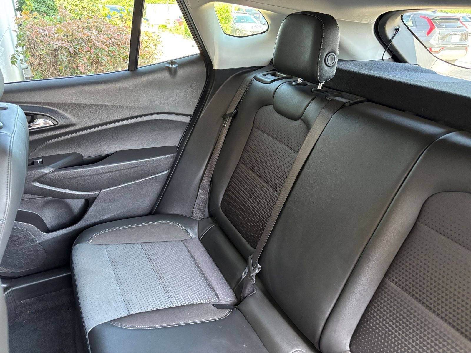 Used 2025 Chevrolet Trax LT w/ LT Convenience Package FWD image 39