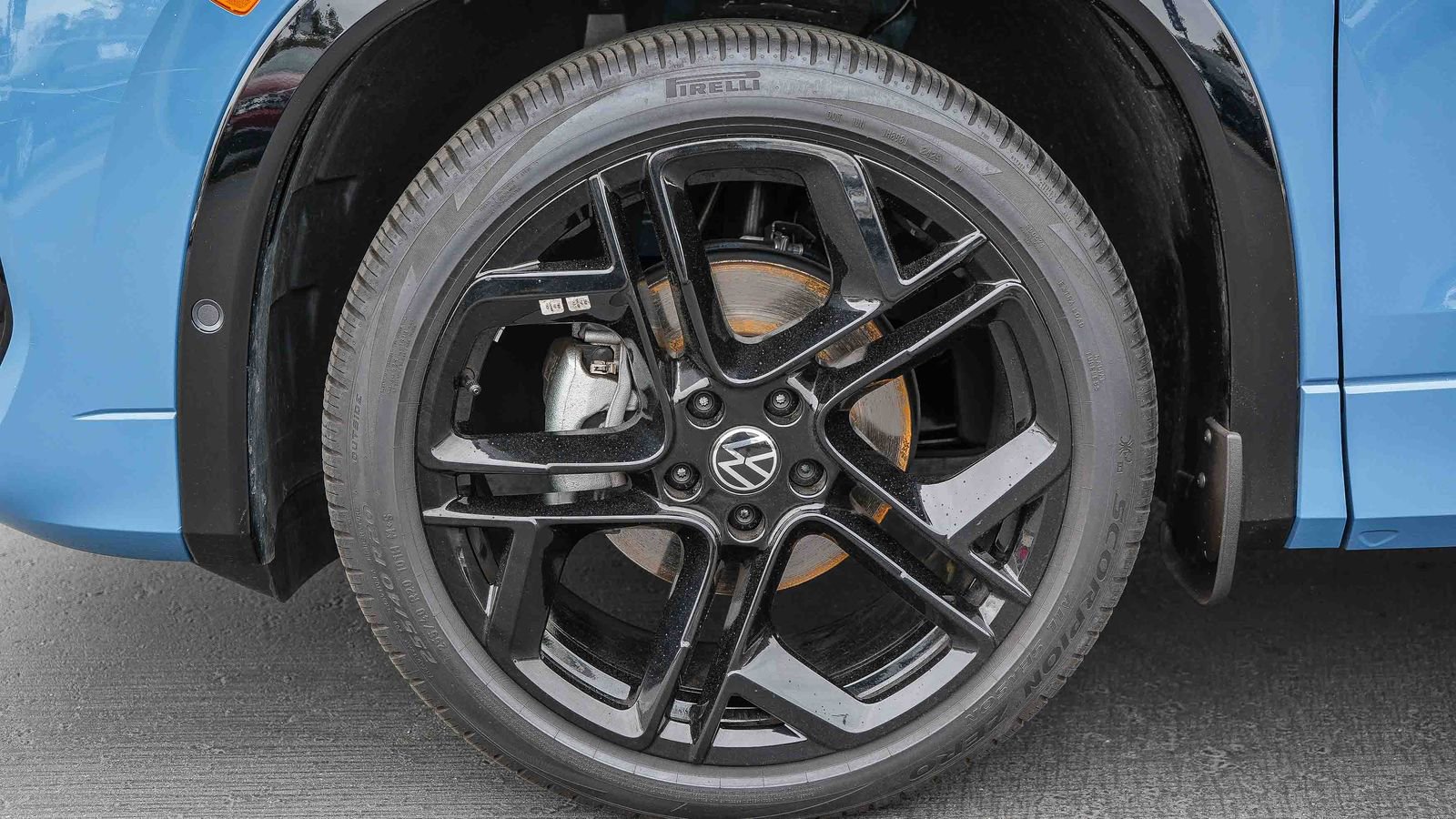 Used 2025 Volkswagen Tiguan SE R-Line image 11