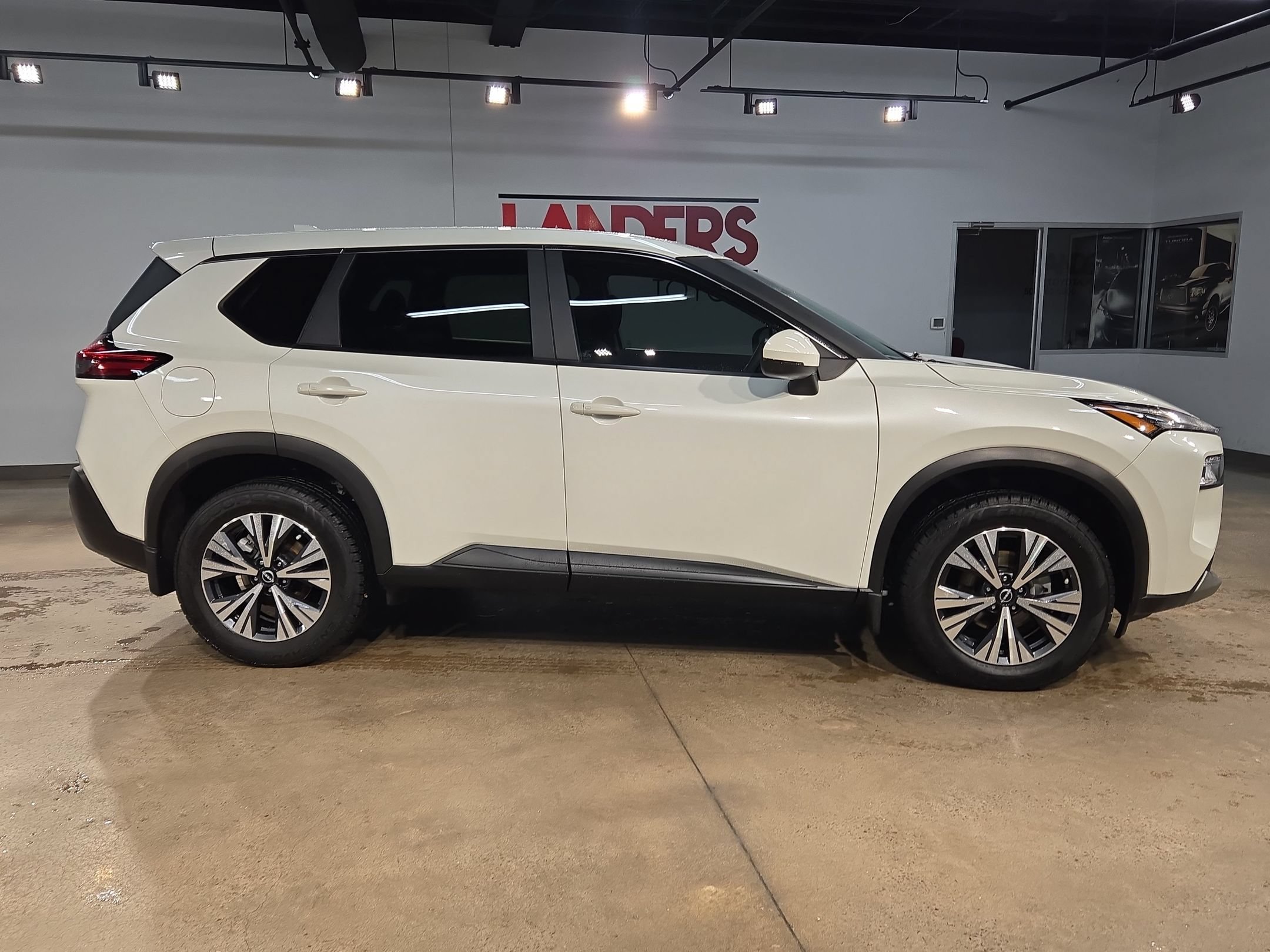 Used 2023 Nissan Rogue SV FWD image 8