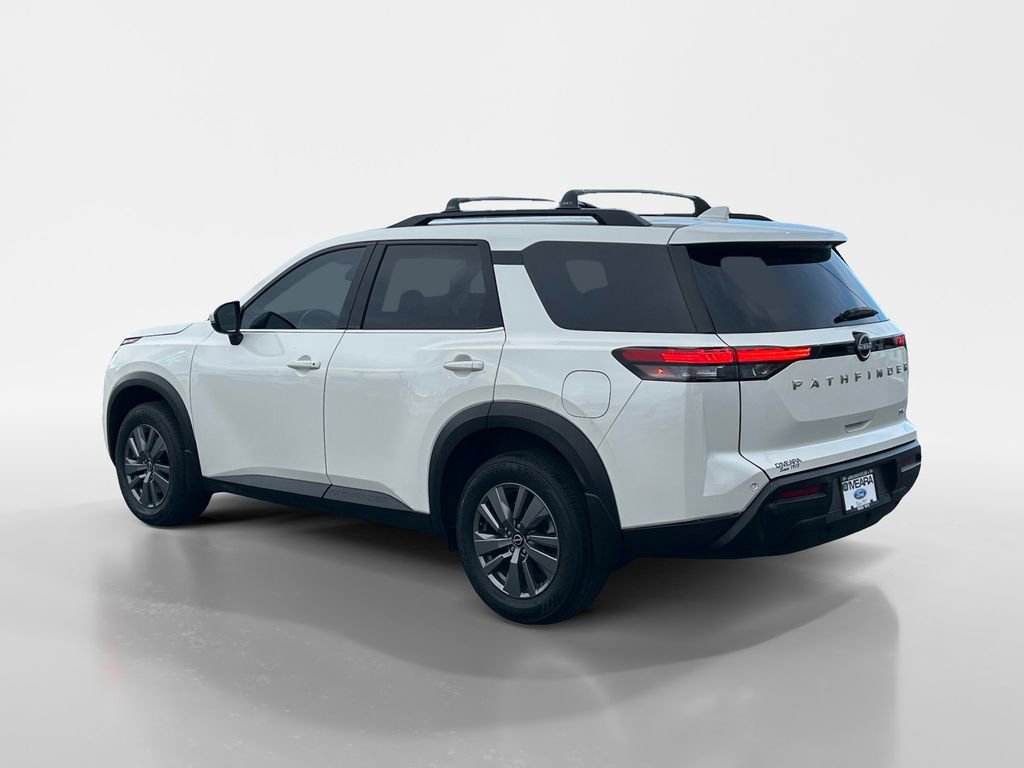 Used 2024 Nissan Pathfinder SV image 3