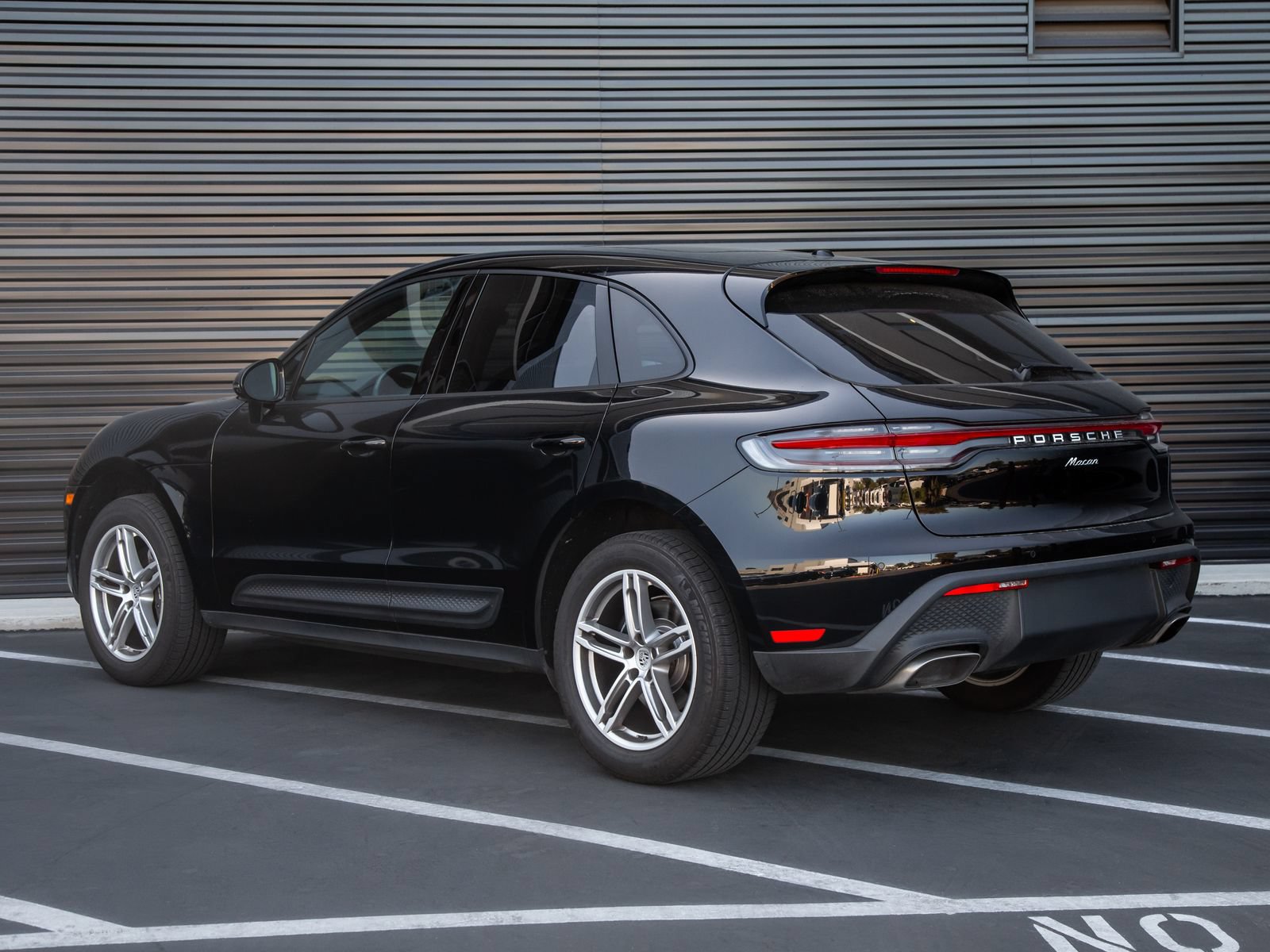 Certified 2023 Porsche Macan AWD/4WD image 3