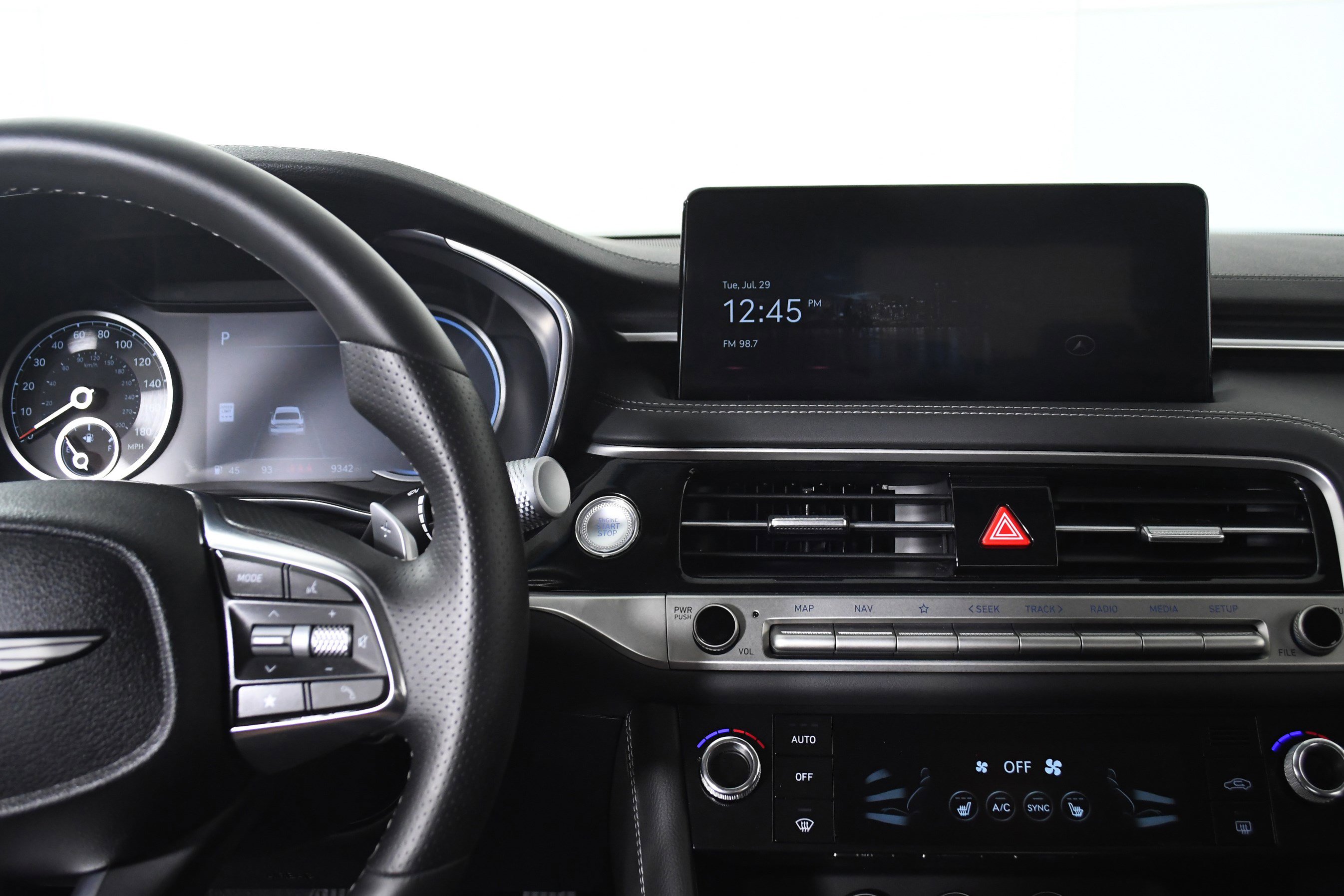 Used 2025 Genesis G70 2.5T image 16