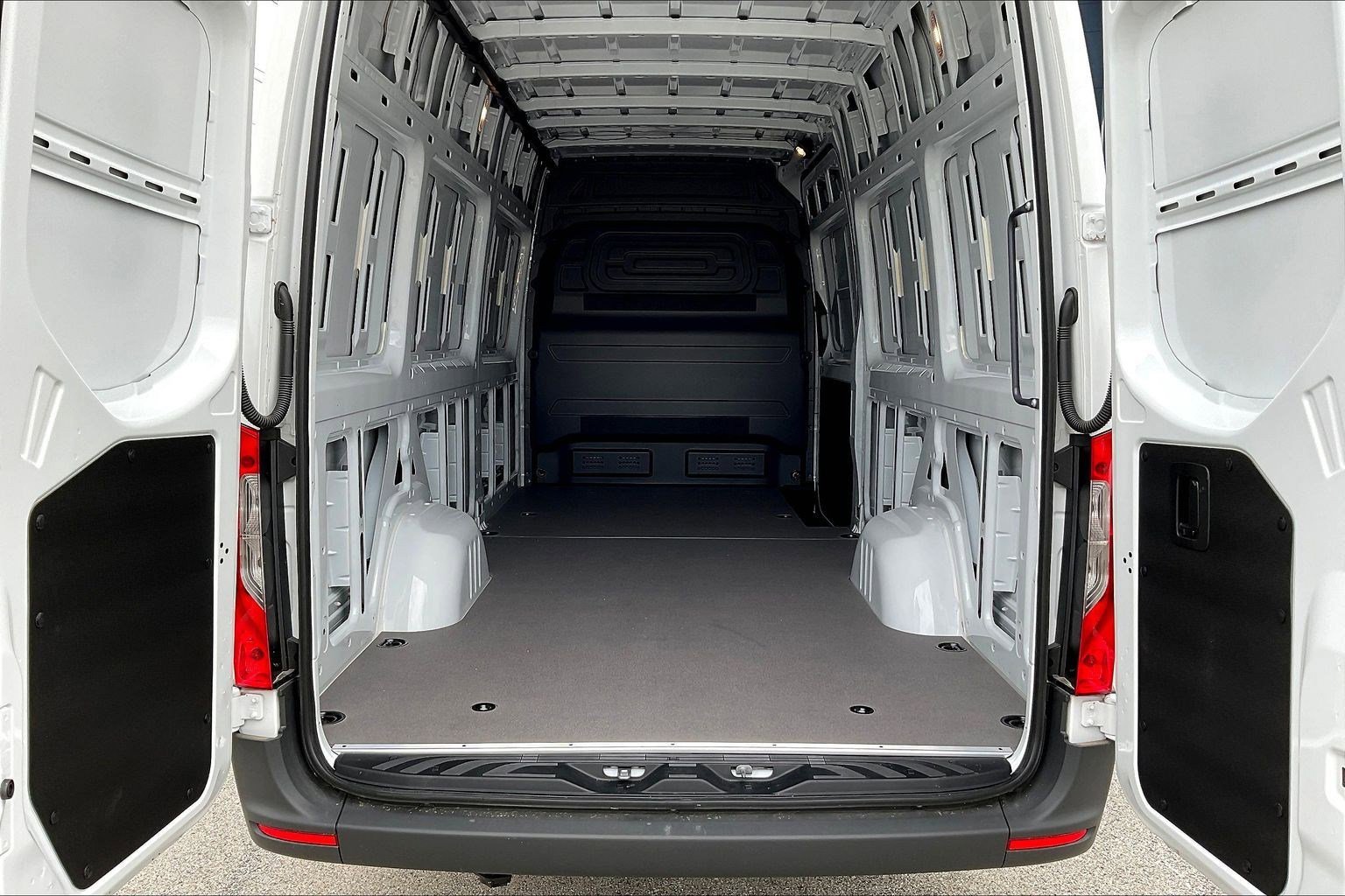 Used 2025 Mercedes-Benz Sprinter 2500 image 34