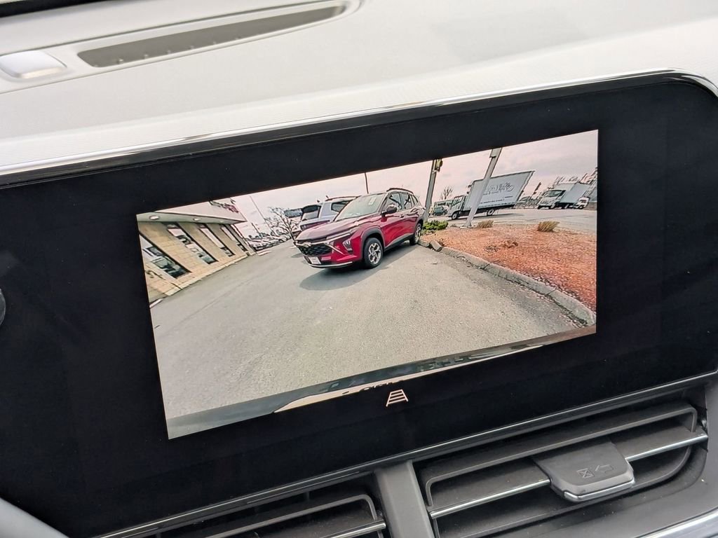 Used 2025 Chevrolet Trax LT w/ LT Convenience Package image 21