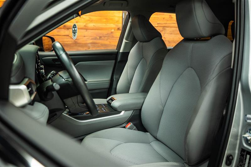Used 2022 Toyota Highlander LE AWD/4WD image 10