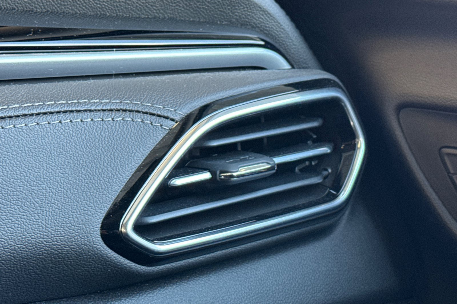 Used 2023 Chevrolet Bolt EUV LT w/ Comfort Package image 27