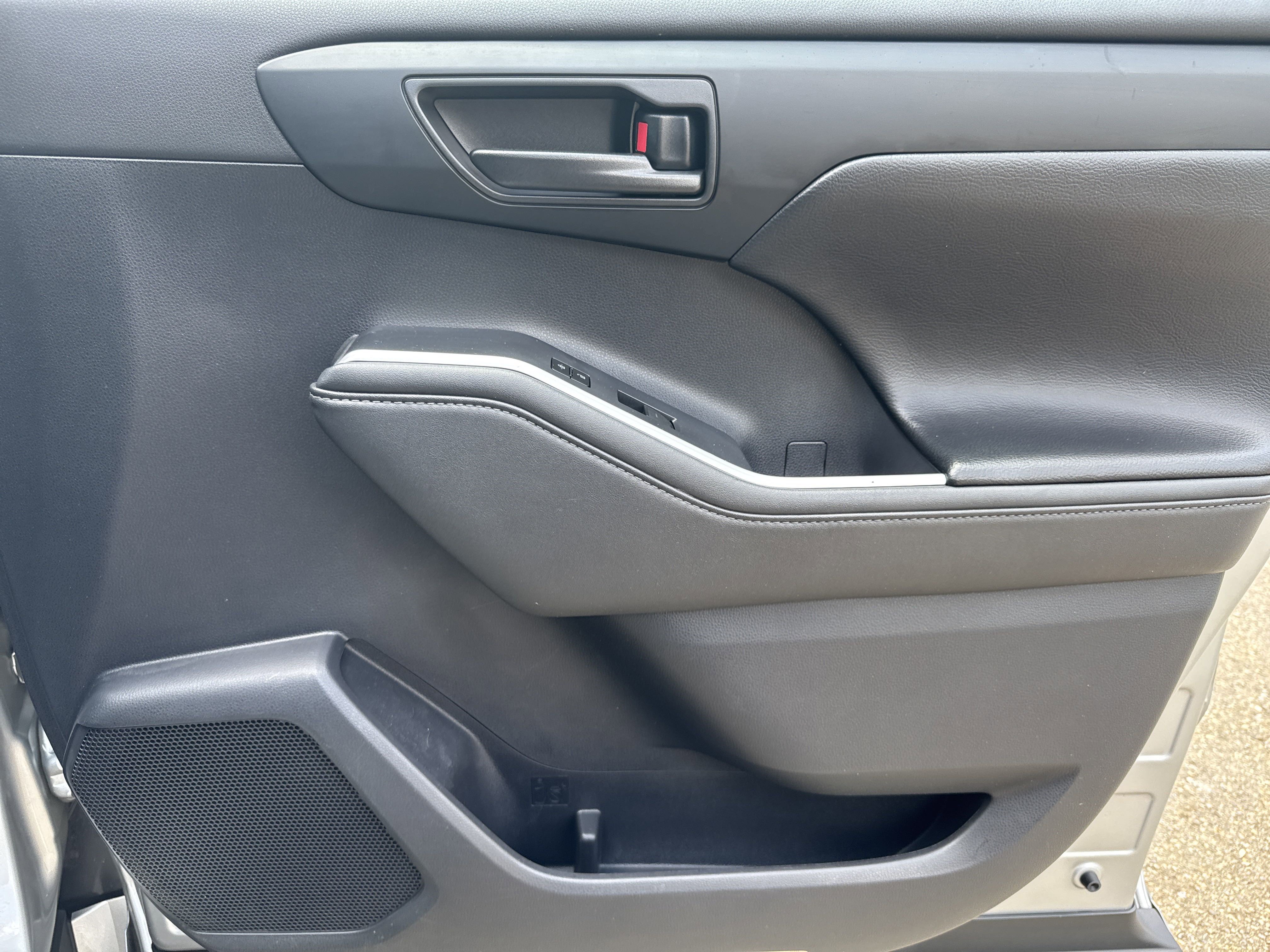 Used 2020 Toyota Highlander LE image 14