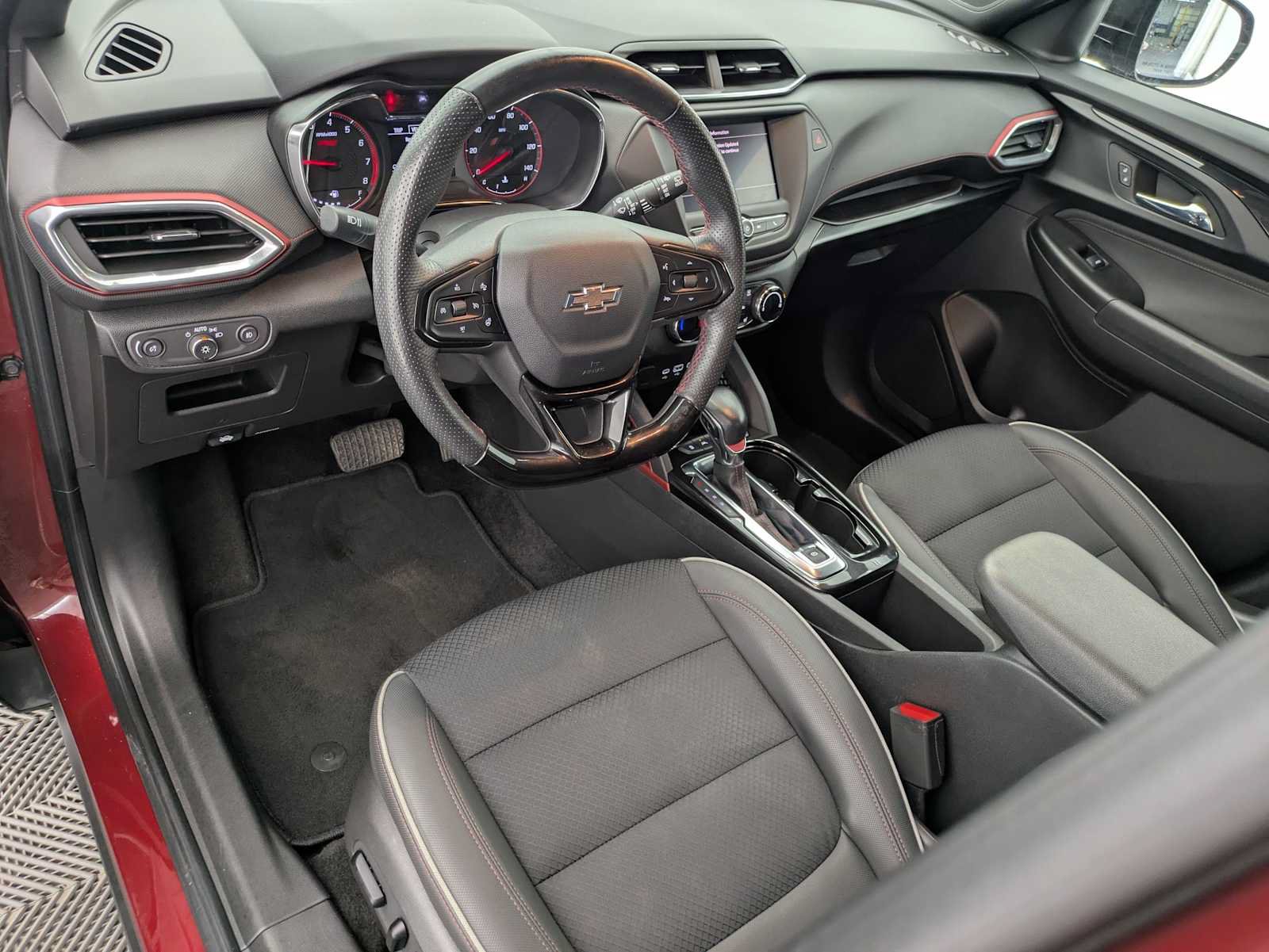 Used 2023 Chevrolet TrailBlazer RS AWD/4WD image 2