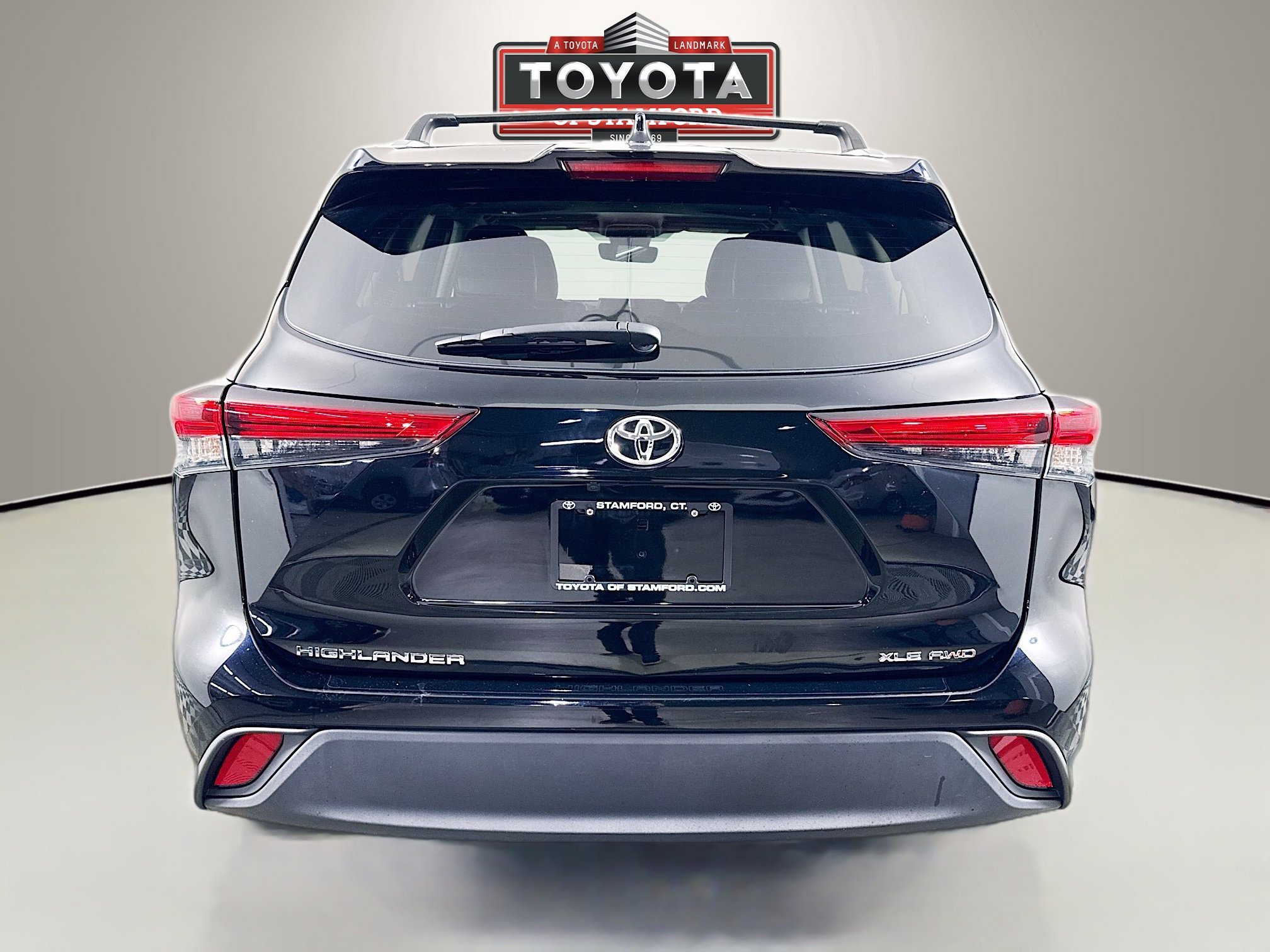 Used 2023 Toyota Highlander XLE AWD/4WD image 6