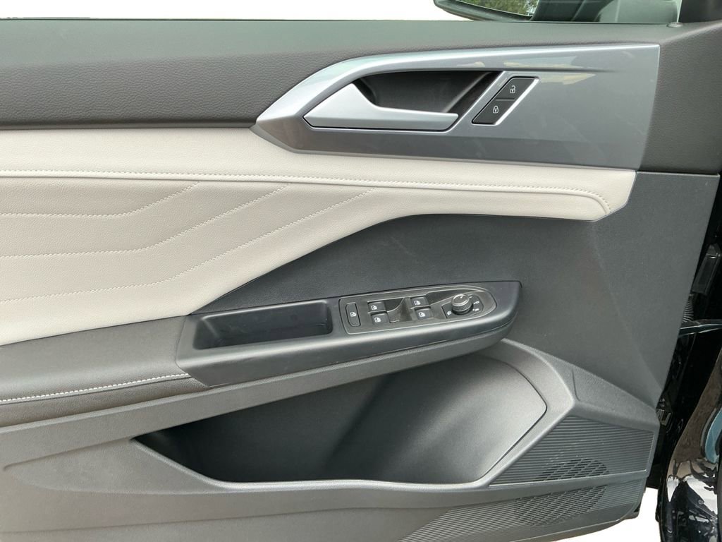 New 2025 Volkswagen Taos SEL image 21