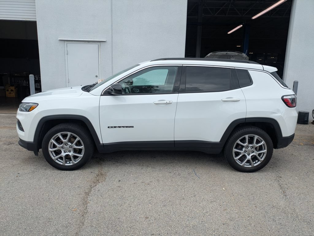 Used 2022 Jeep Compass Latitude w/ Sun and Sound Group AWD/4WD image 9