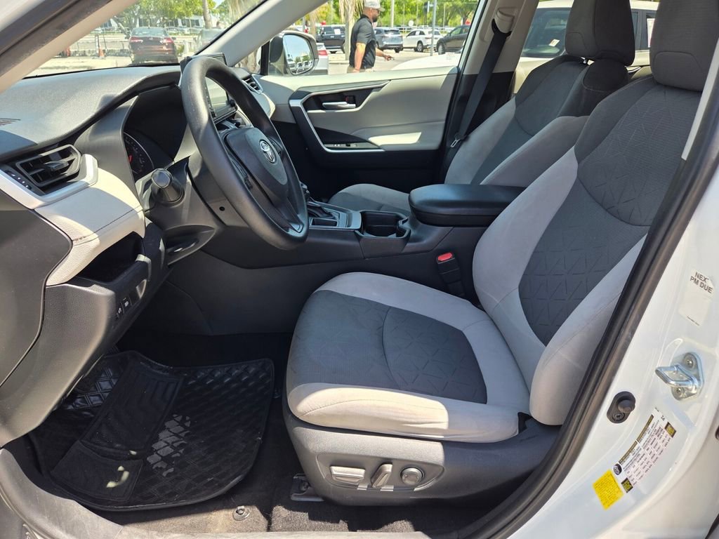 Used 2021 Toyota RAV4 XLE FWD image 4