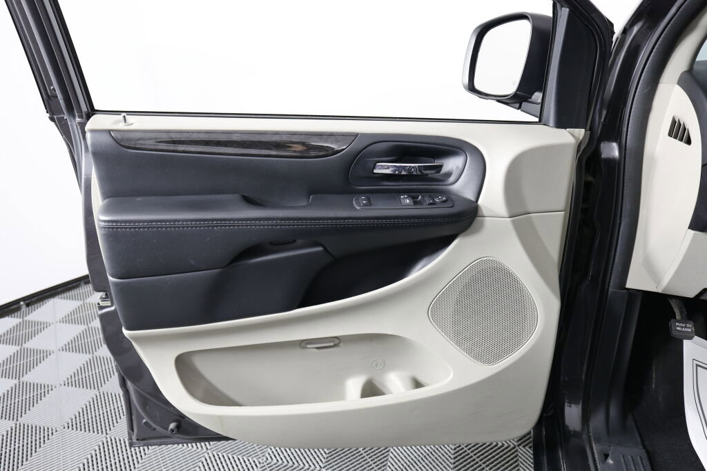 Used 2017 Dodge Grand Caravan SE image 12