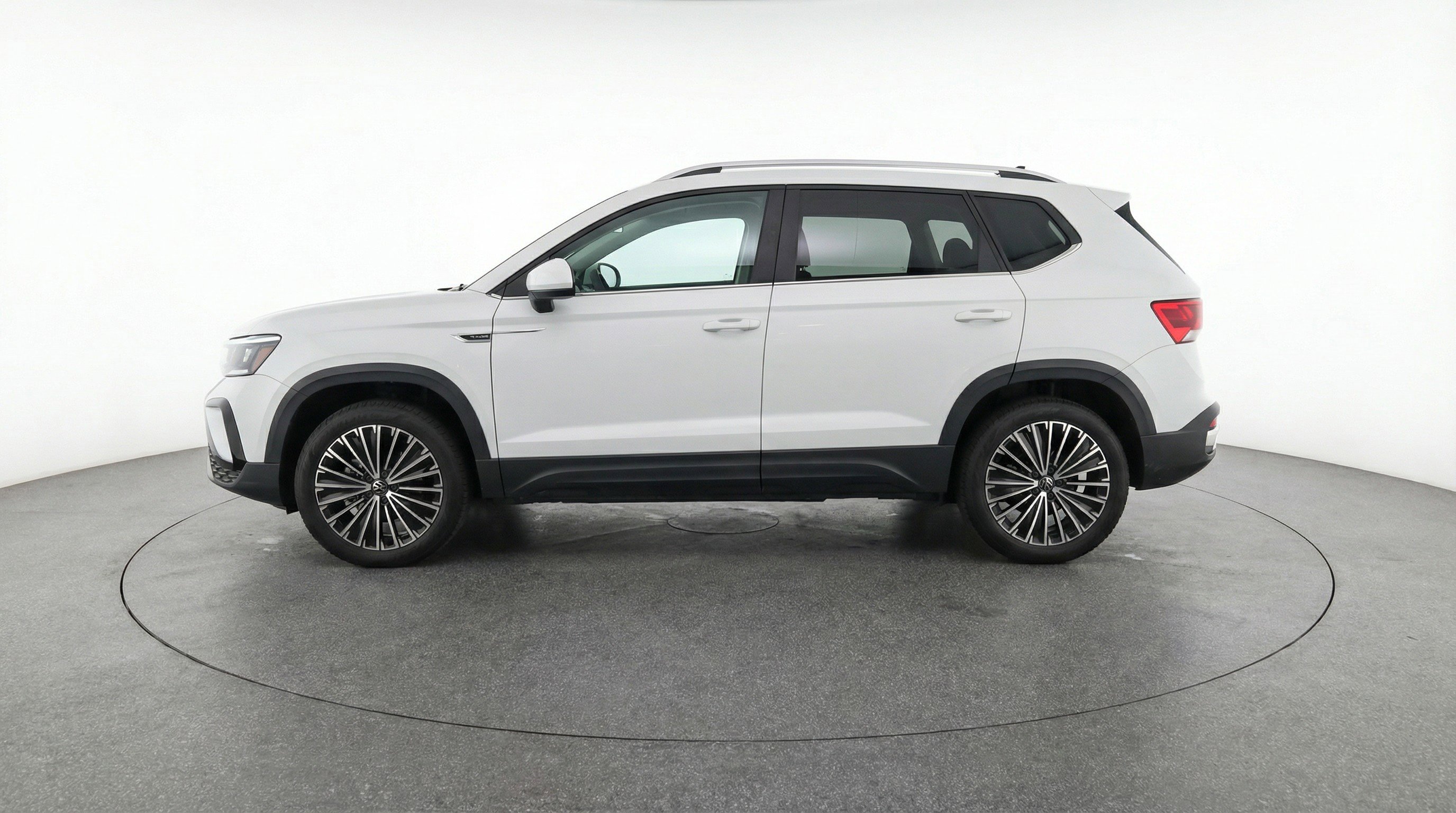 Used 2025 Volkswagen Taos SE FWD image 5