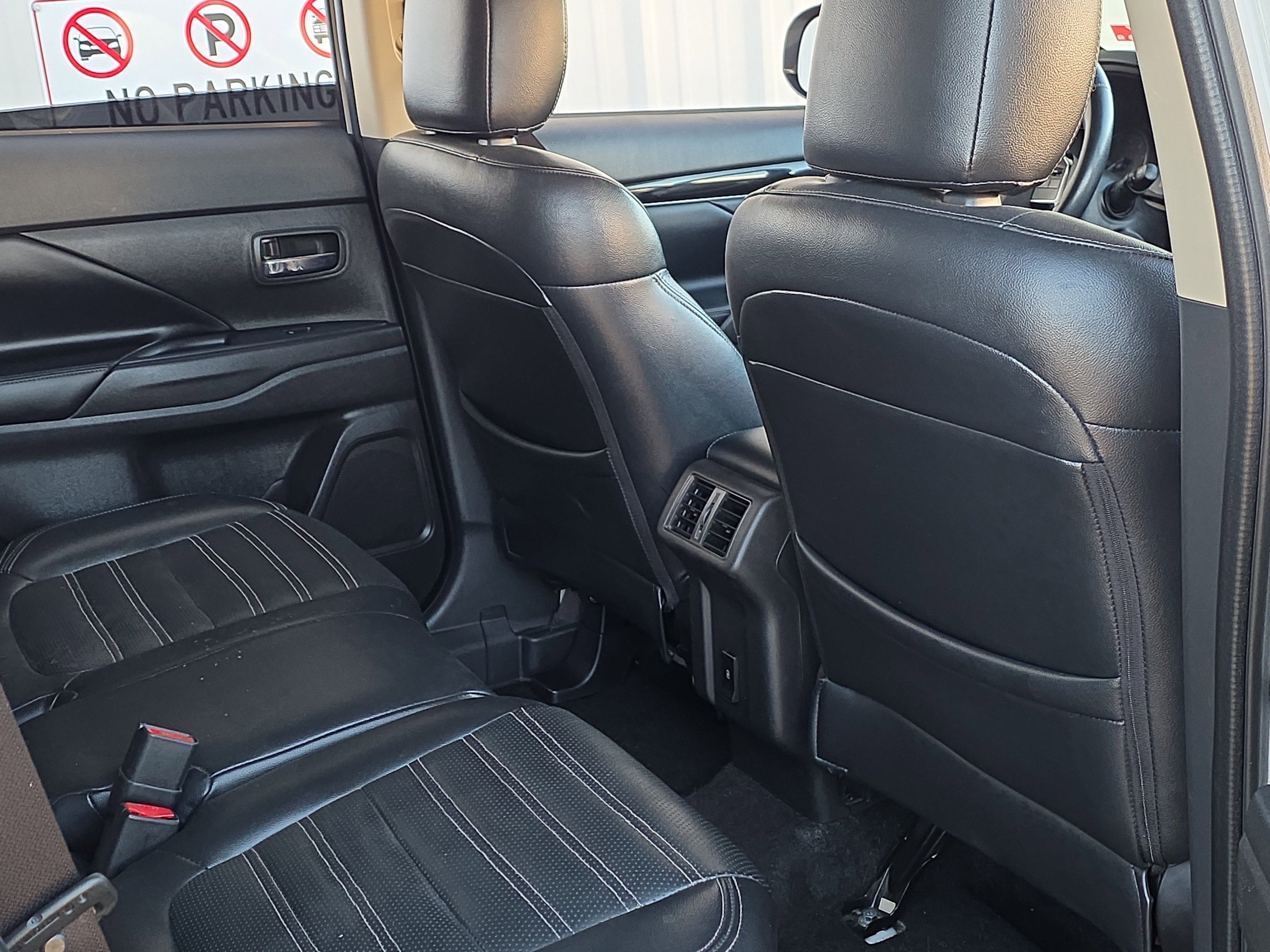 Used 2020 Mitsubishi Outlander SE image 28