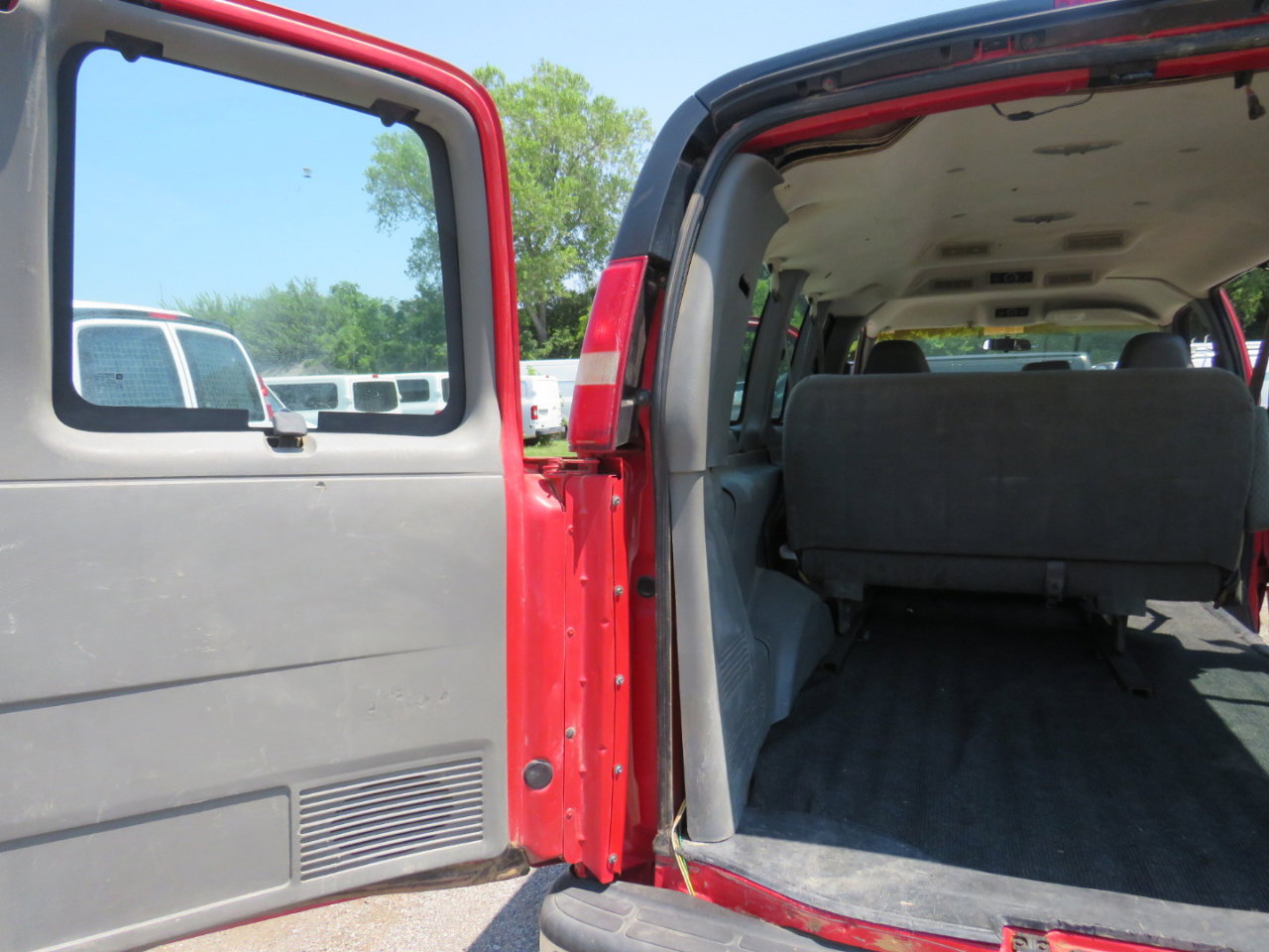 Used 2003 Chevrolet Express 2500 Passenger w/ LS Preferred Equipment Group image 35