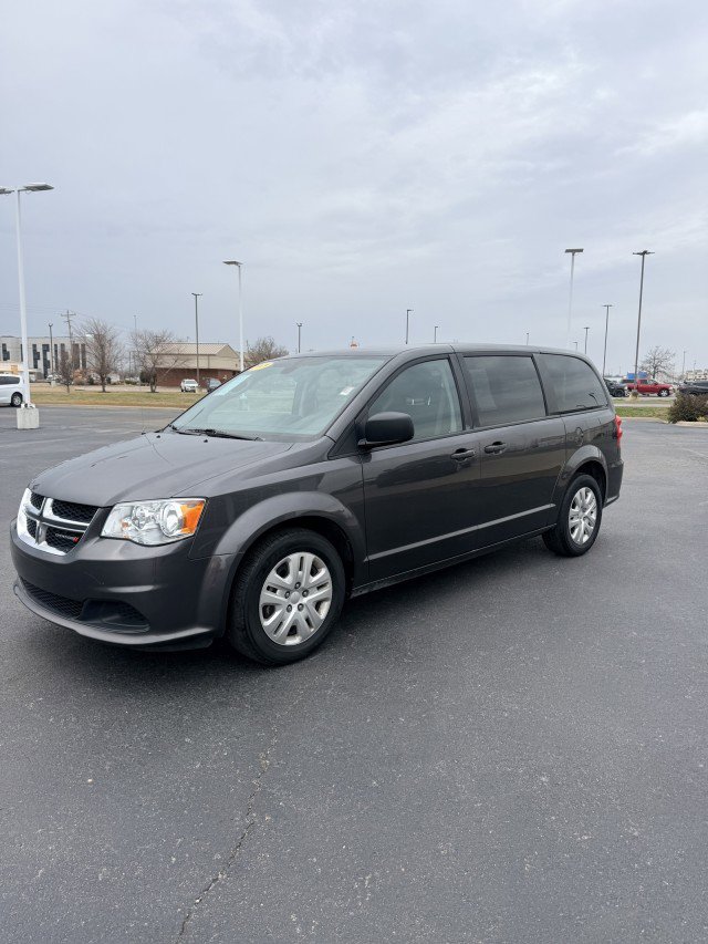 Used 2019 Dodge Grand Caravan SE w/ UConnect Hands-Free Group image 2