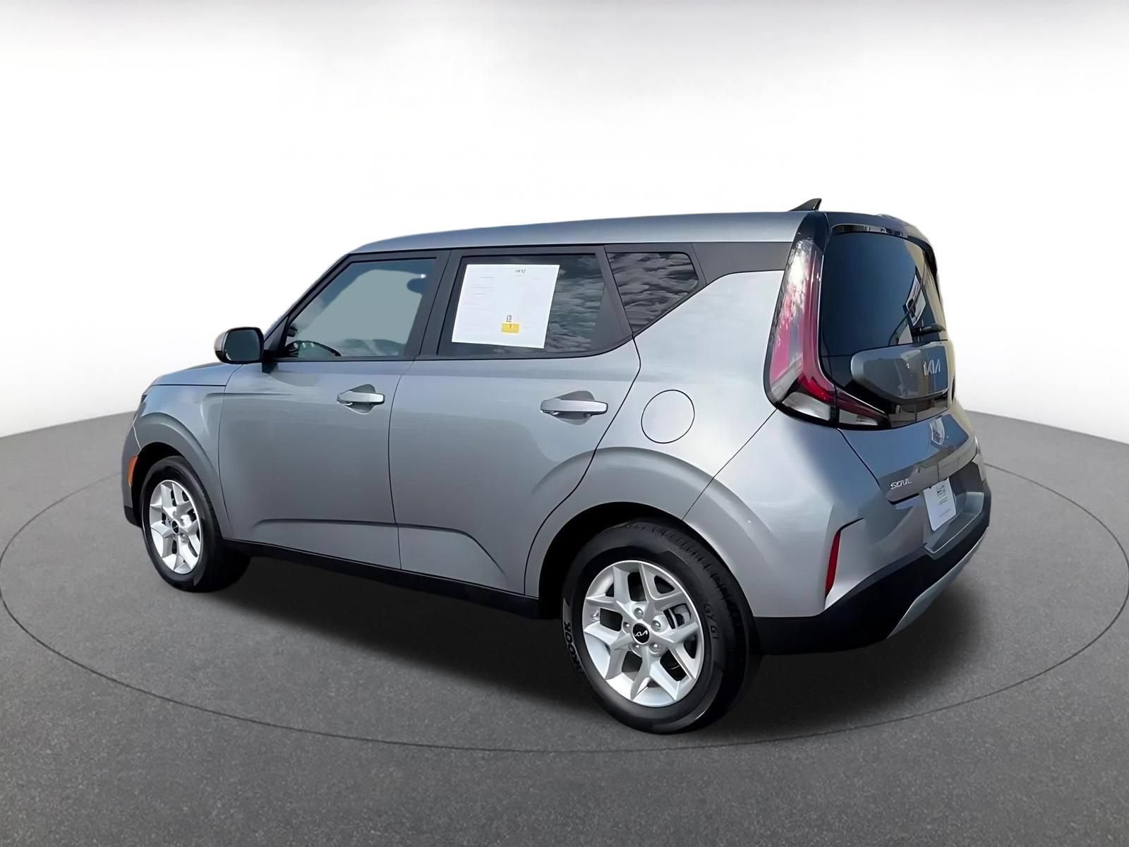 Used 2025 Kia Soul LX w/ LX Technology Package FWD image 10