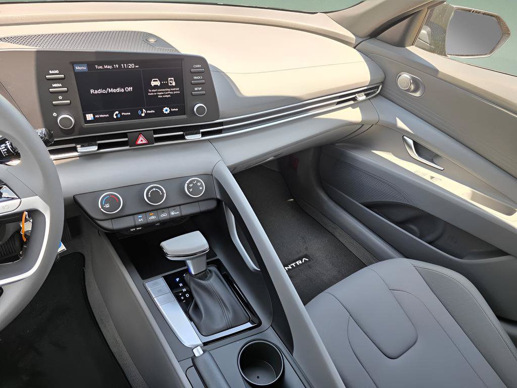 New 2026 Hyundai Elantra SE FWD image 17