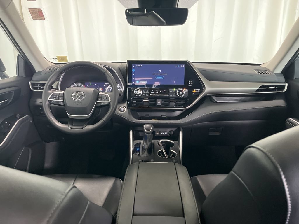 Used 2024 Toyota Highlander XLE AWD/4WD image 10