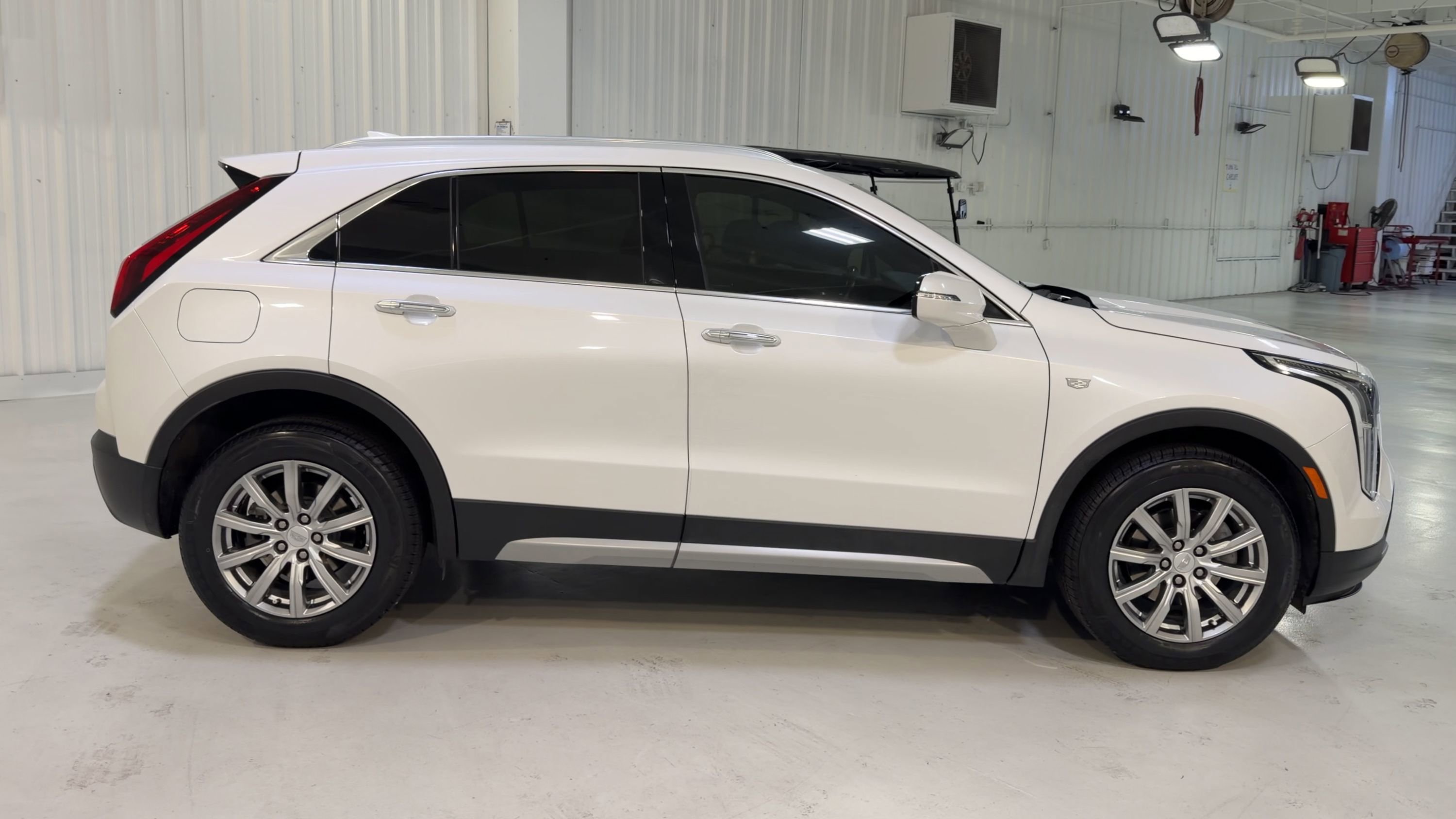 Used 2023 Cadillac XT4 Premium Luxury FWD image 2