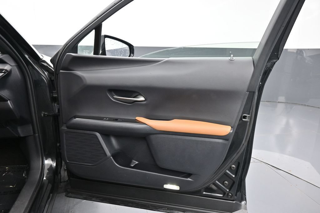 Used 2021 Lexus UX 200 w/ Accessory Package (Z2) FWD image 32
