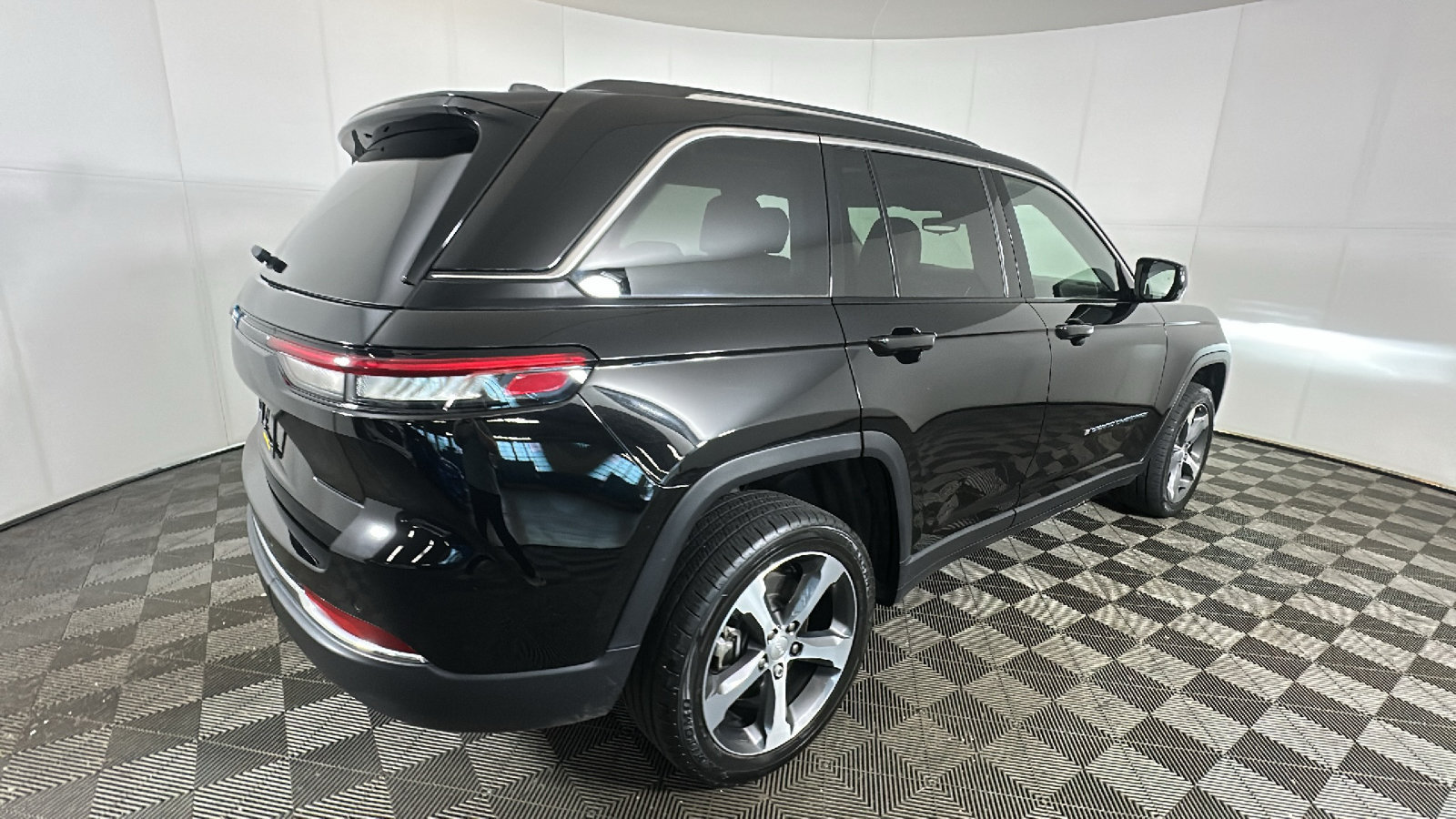 Used 2023 Jeep Grand Cherokee 4WD 4xe image 3