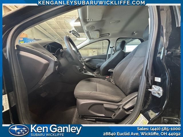Used 2018 Ford Focus SE w/ SE Appearance Package FWD image 9