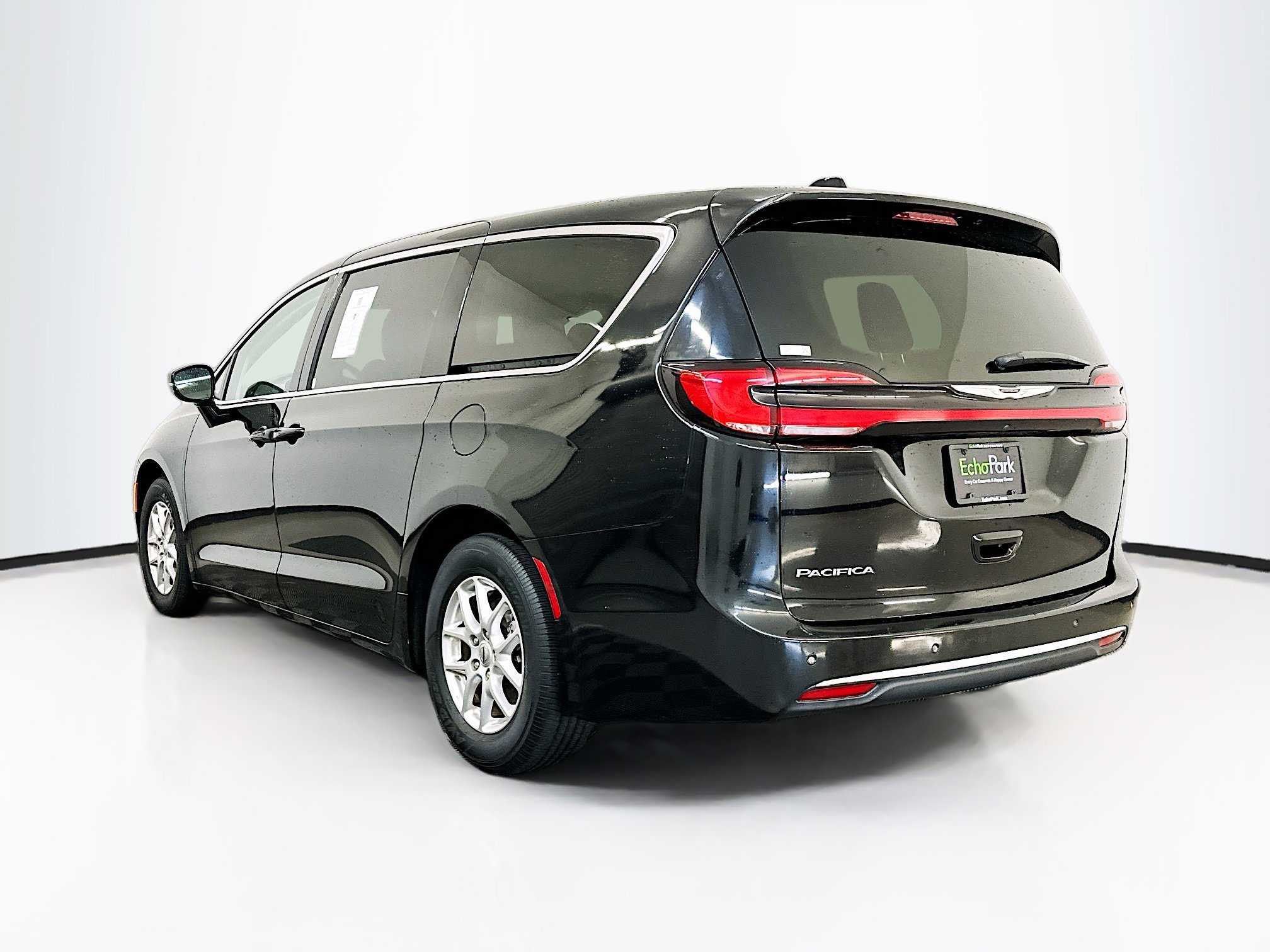 Used 2024 Chrysler Pacifica Touring-L image 5