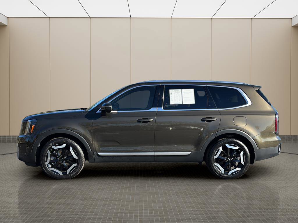Used 2024 Kia Telluride EX w/ EX Captain's Chair Package image 2
