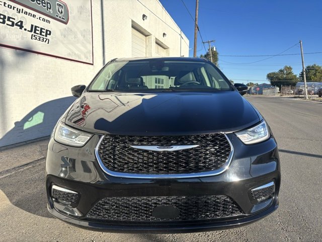 Used 2024 Chrysler Pacifica Touring-L image 3