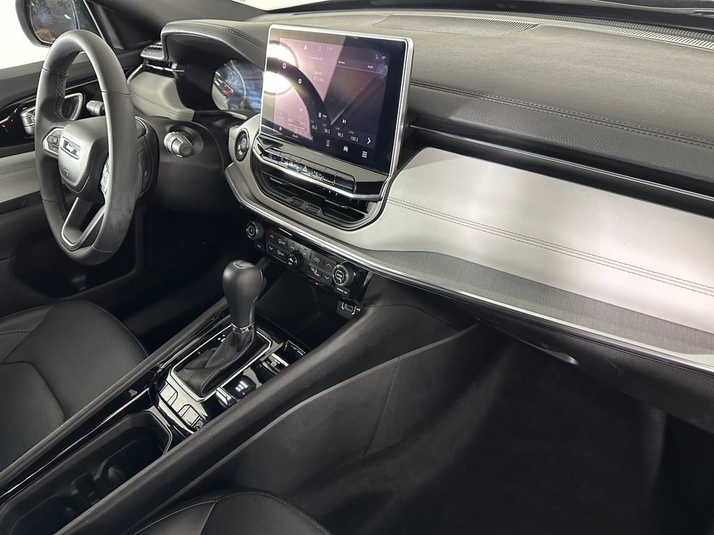 Used 2023 Jeep Compass Limited image 30