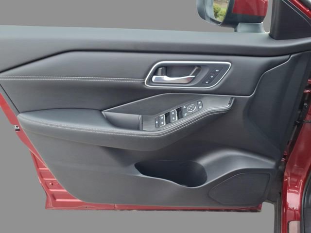 Used 2025 Nissan Rogue Platinum w/ Tech Package image 16