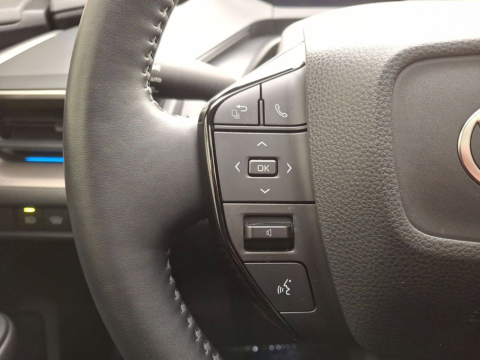 Used 2023 Toyota Prius XLE image 17