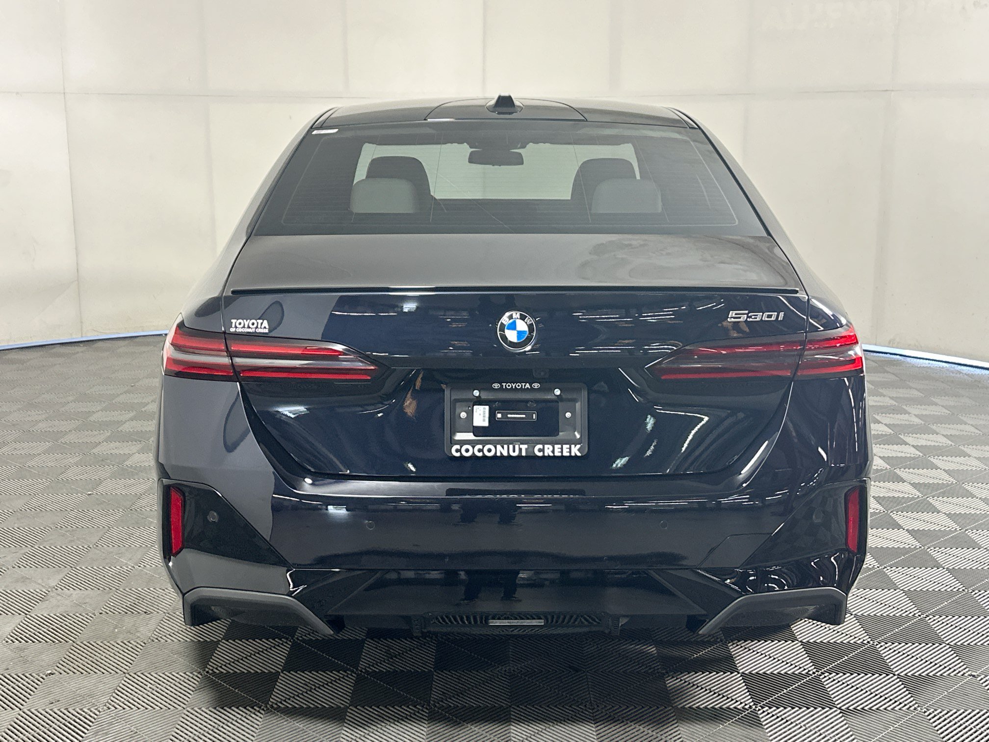Used 2025 BMW 530i w/ M Sport Package RWD image 4