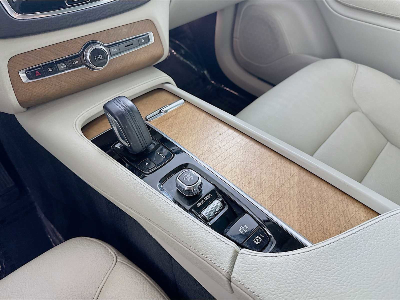 Certified 2021 Volvo XC90 T8 Inscription Expression w/ Advanced Package image 16