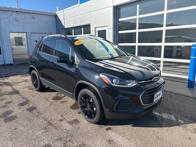 Used 2022 Chevrolet Trax LT w/ Midnight Edition AWD/4WD image 2