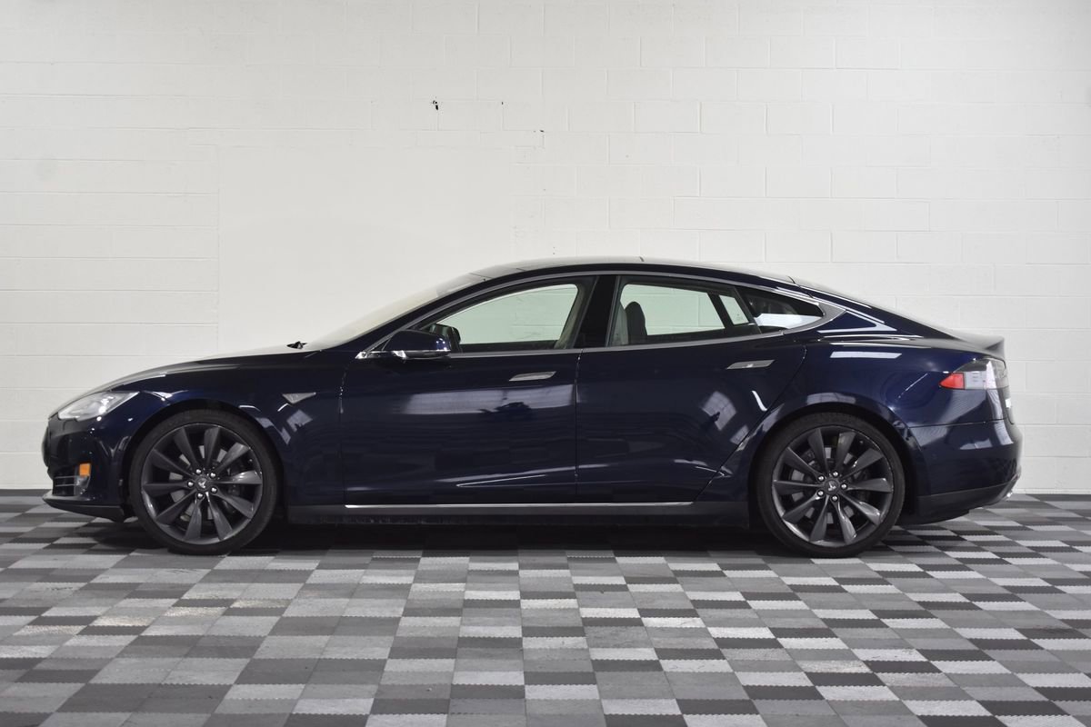 Used 2015 Tesla Model S 85 RWD image 2