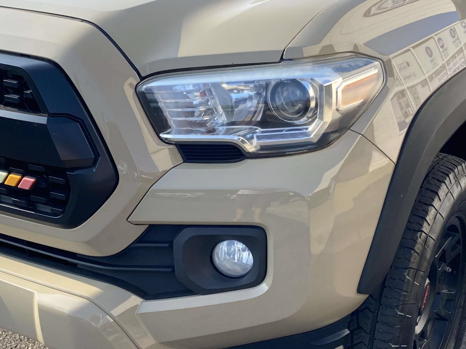 Used 2017 Toyota Tacoma TRD Sport AWD/4WD image 5