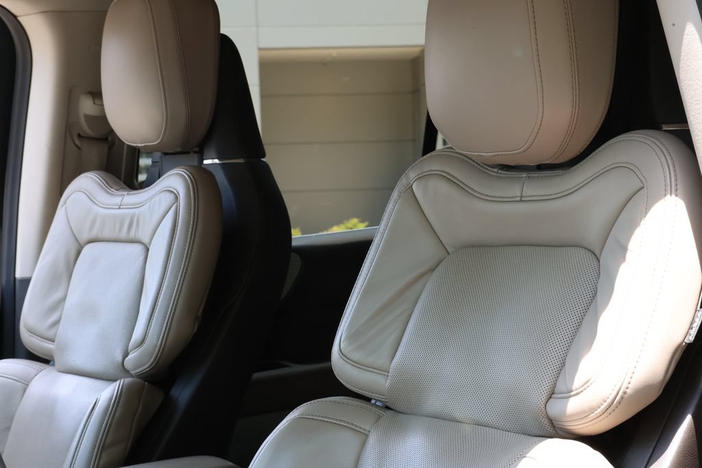 Used 2023 Lincoln Navigator Reserve AWD/4WD image 6