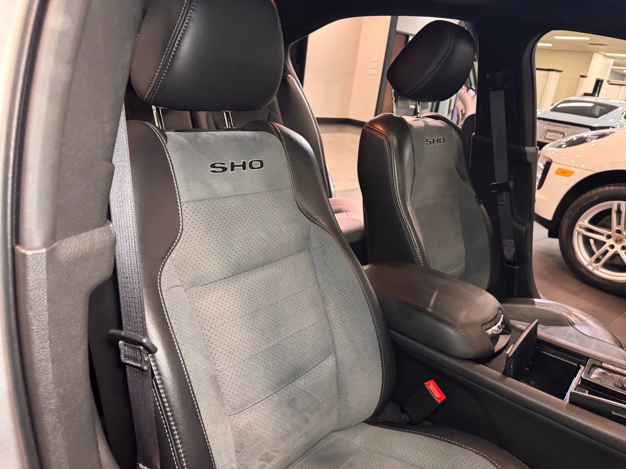 Used 2013 Ford Taurus SHO image 16