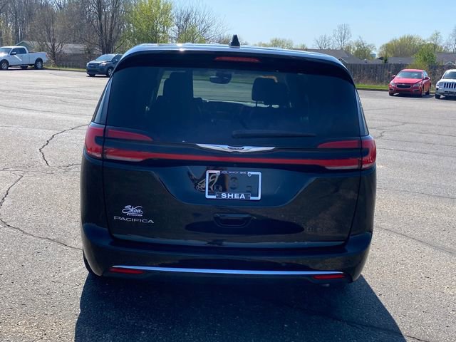 Used 2024 Chrysler Pacifica Touring-L FWD image 5
