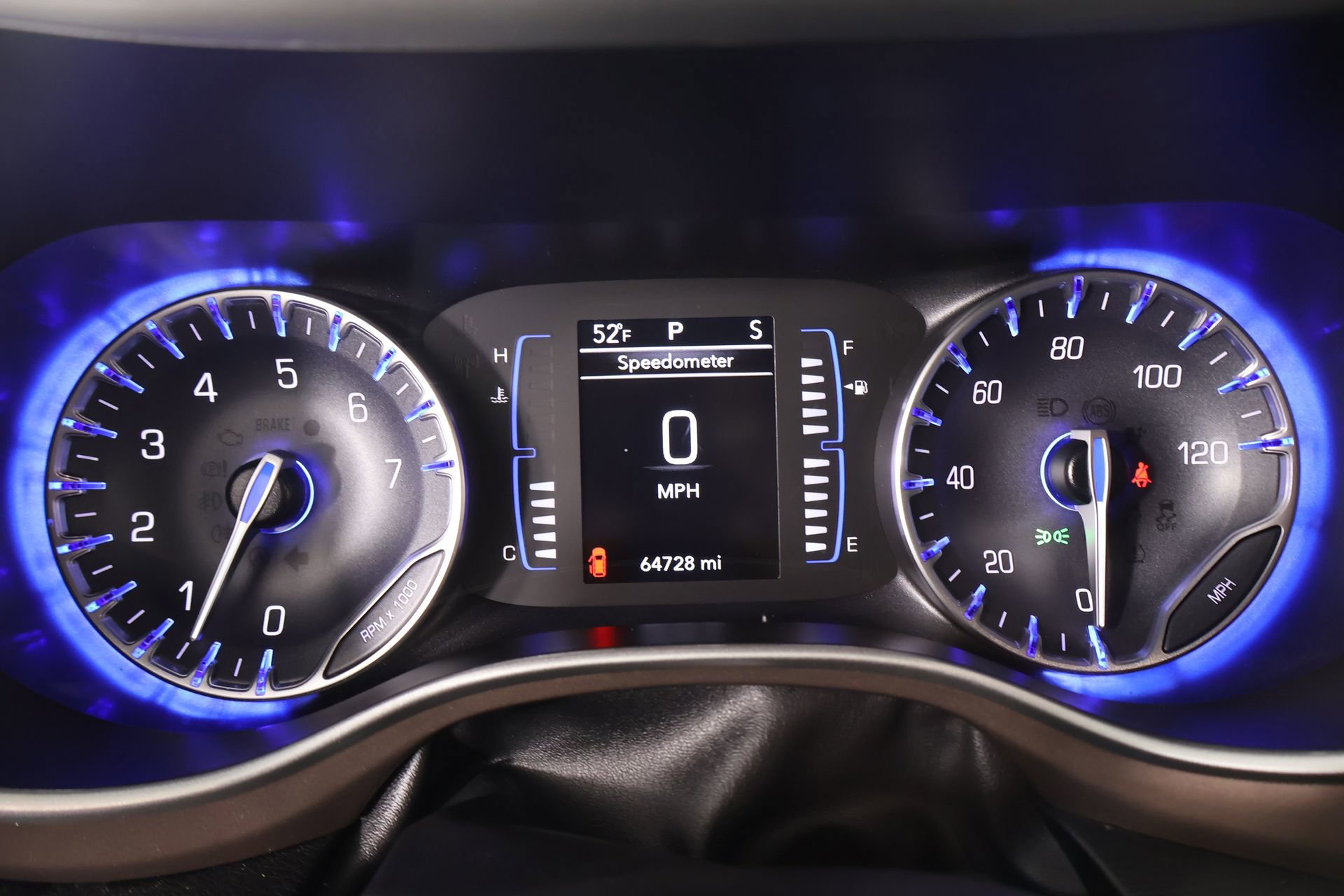 Used 2023 Chrysler Voyager LX image 4