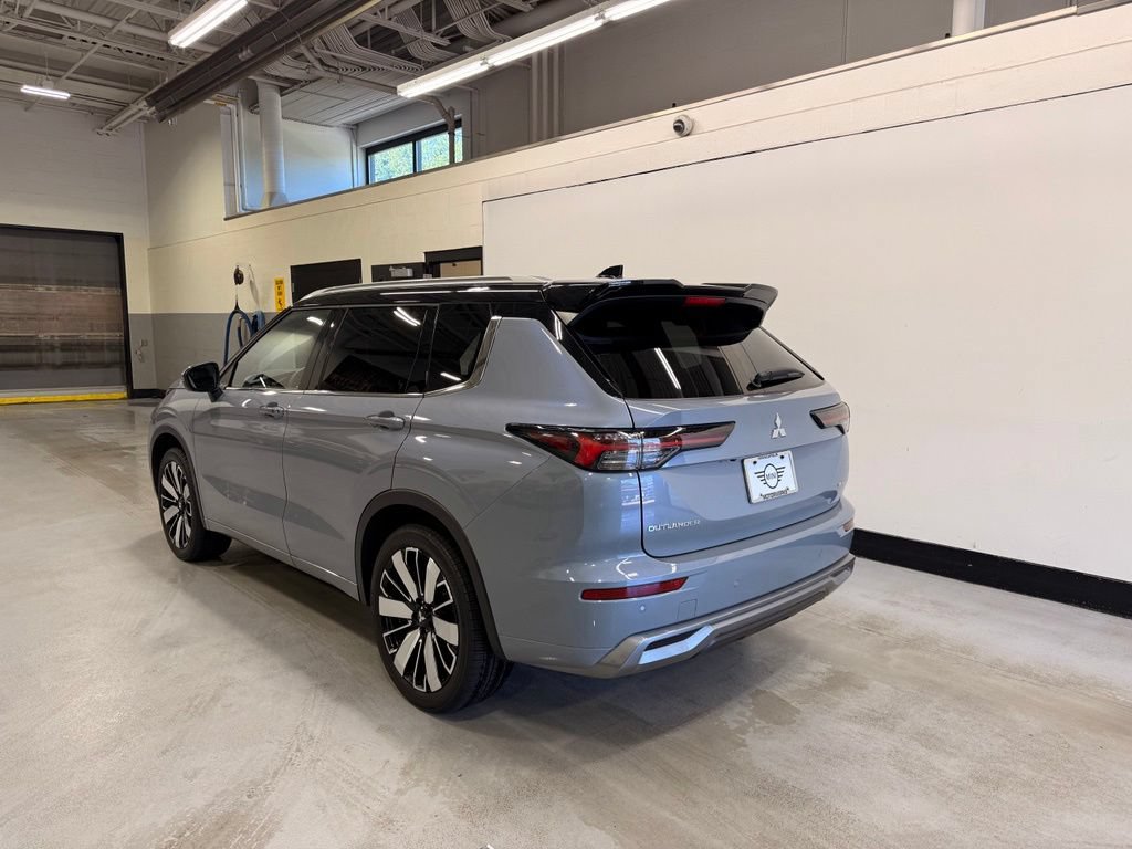 Used 2025 Mitsubishi Outlander SEL AWD/4WD image 3
