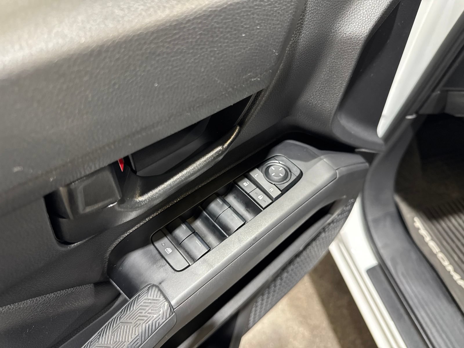 Used 2025 Toyota Tacoma SR5 AWD/4WD image 23